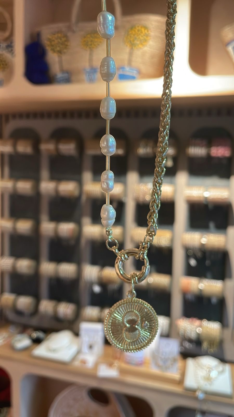 Necklace gold pearl pendant eight