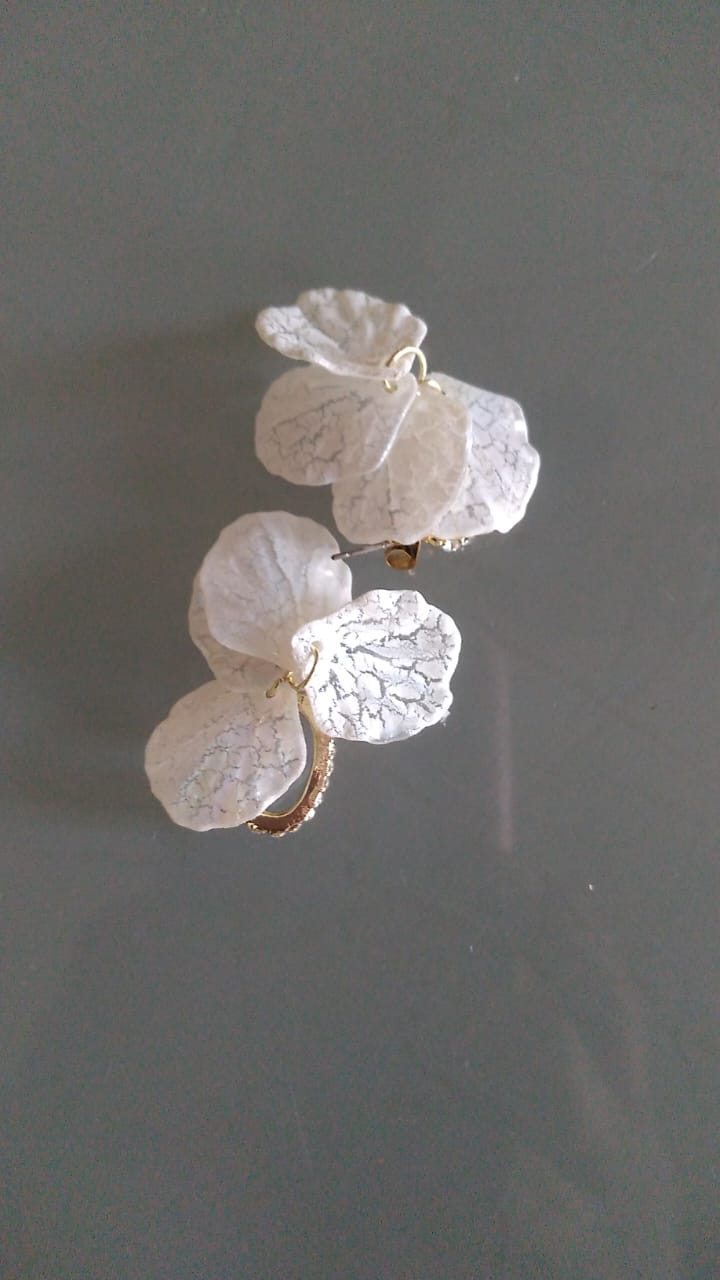 Earring flower white
