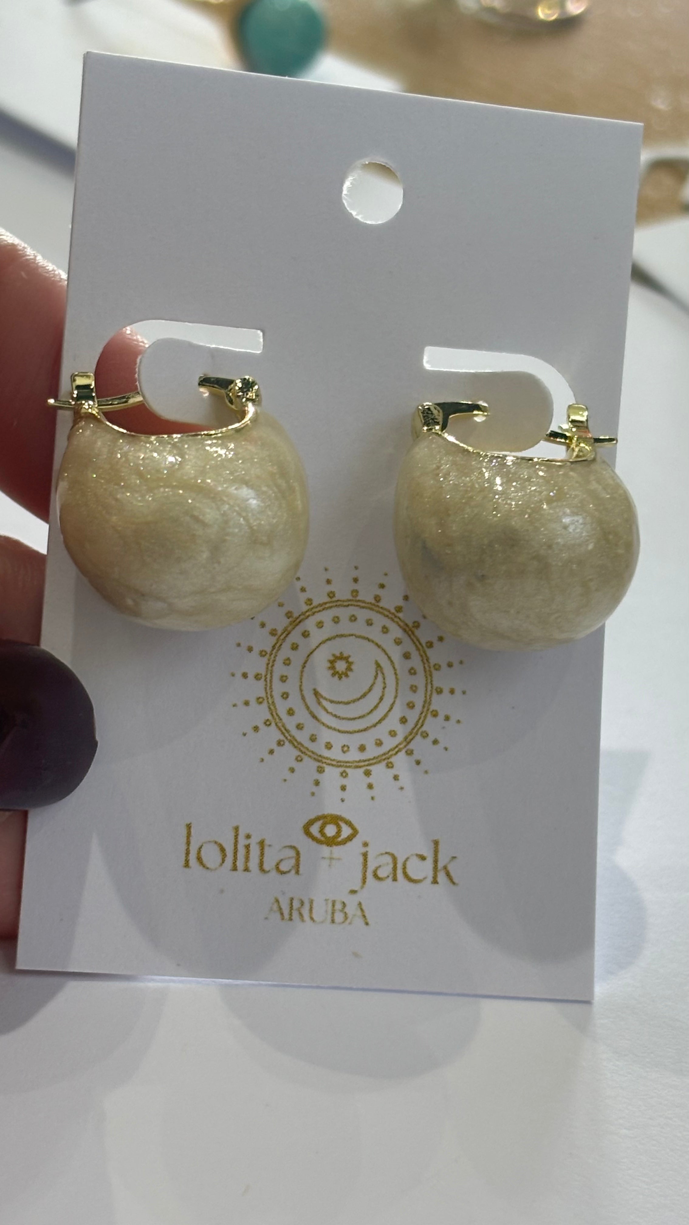 Earring round metal gold inside white outside
